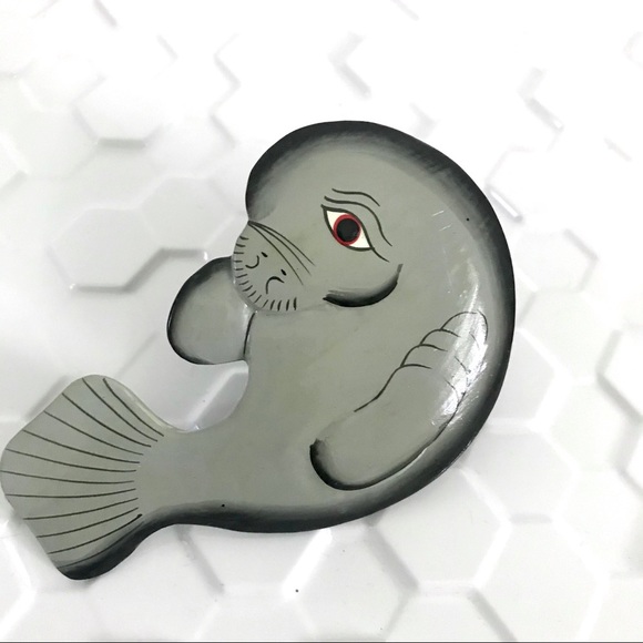 Vintage 1980’s wooden handpainted manatee shirt pull tie loop accesso - Picture 2 of 3